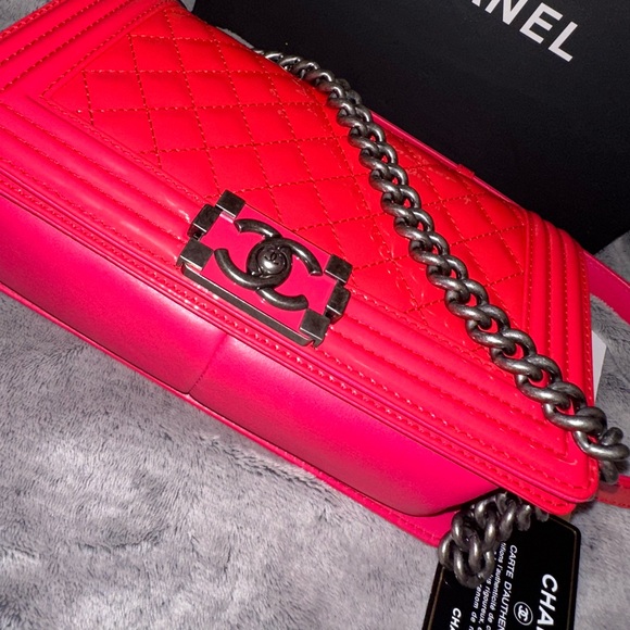 Chanel - Medium Patent Boy Bag - Picture 4 of 9